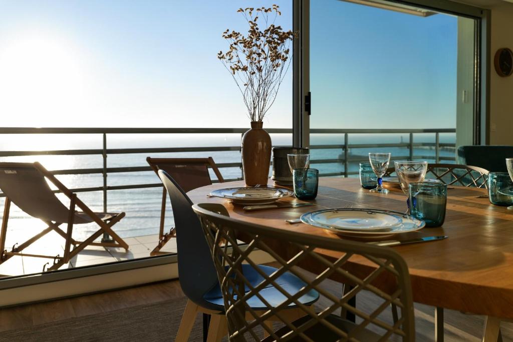 - une table à manger avec vue sur l'océan dans l'établissement Appartement avec vue imprenable sur la baie des Sables d'Olonne et le chenal - 4 personnes, à Les Sables-dʼOlonne