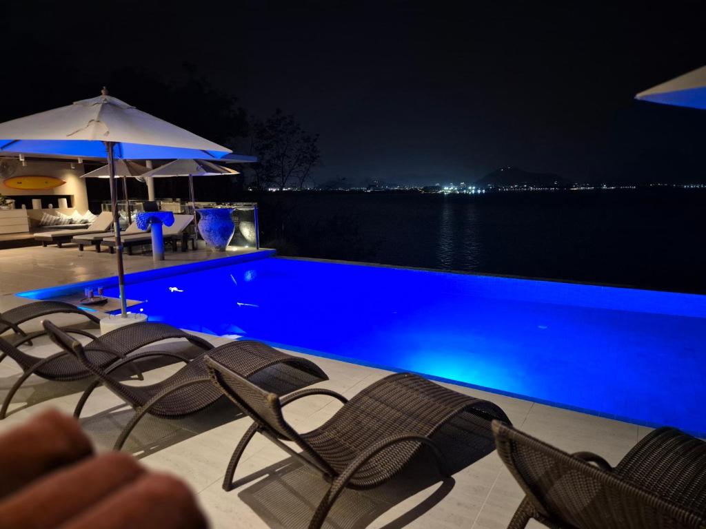Bazén v ubytování Villa Skyfall Thailand Phuket nebo v jeho okolí