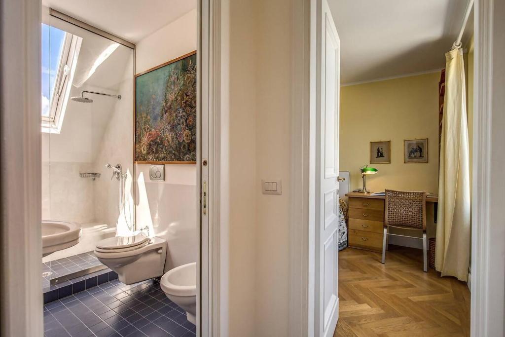 Kúpeľňa v ubytovaní Attic with Terrace Overlooking St Peters Basilica