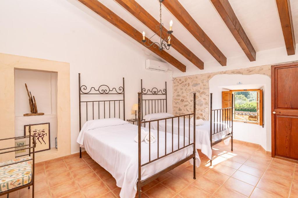 Posteľ alebo postele v izbe v ubytovaní Villa Perdiu Vell Petit by Sealand Villas