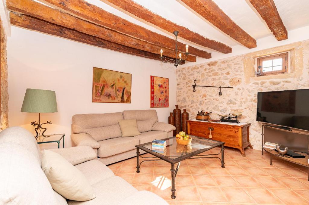 Televízia a/alebo spoločenská miestnosť v ubytovaní Villa Perdiu Vell Petit by Sealand Villas