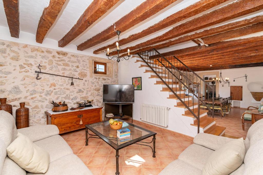 Televízia a/alebo spoločenská miestnosť v ubytovaní Villa Perdiu Vell Petit by Sealand Villas