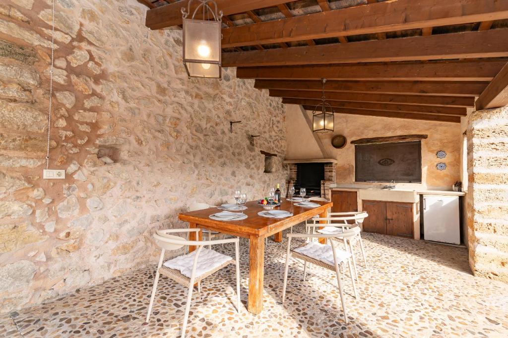 Televízia a/alebo spoločenská miestnosť v ubytovaní Villa Perdiu Vell Petit by Sealand Villas