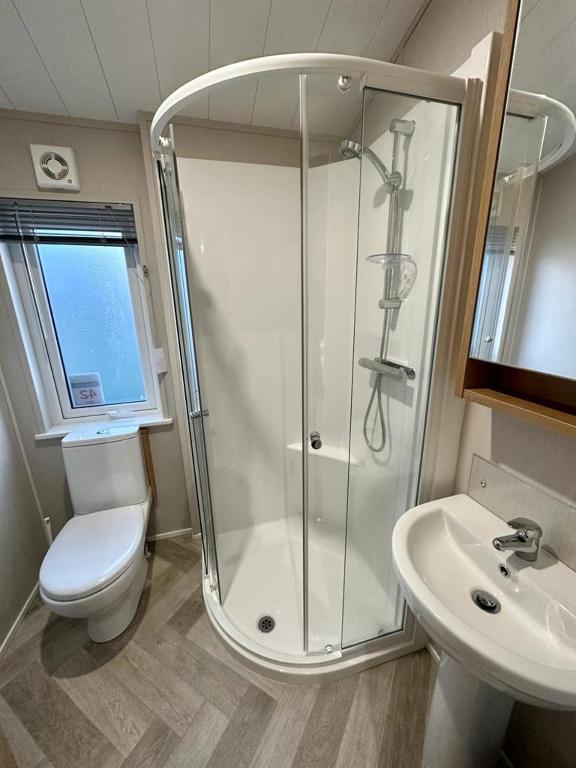 Koupelna v ubytování Luxury 3 bedroom Maple View Lodge, Newquay, Cornwall