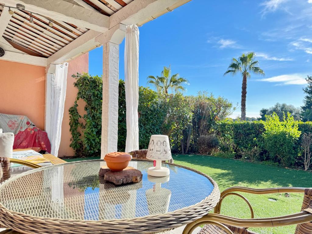 patio ze stołem i krzesłami na ganku w obiekcie Holiday Sun Villa w mieście Villeneuve-Loubet