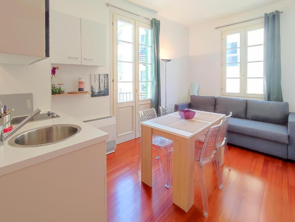 une cuisine et un salon avec une table et un canapé dans l'établissement Grimaldi Centrale 3 Pers WiFi AC, à Nice