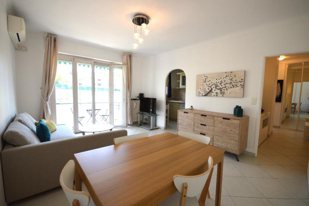 un salon avec une table et un canapé dans l'établissement 