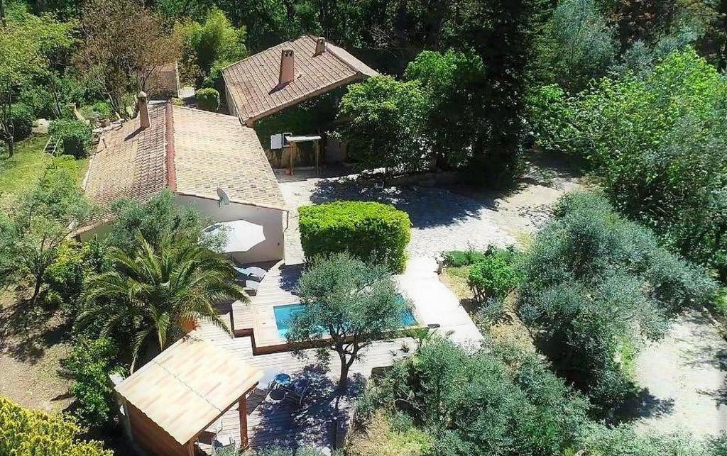 une vue aérienne d'une maison avec piscine dans l'établissement La Maison du Soleil Provence, à Draguignan