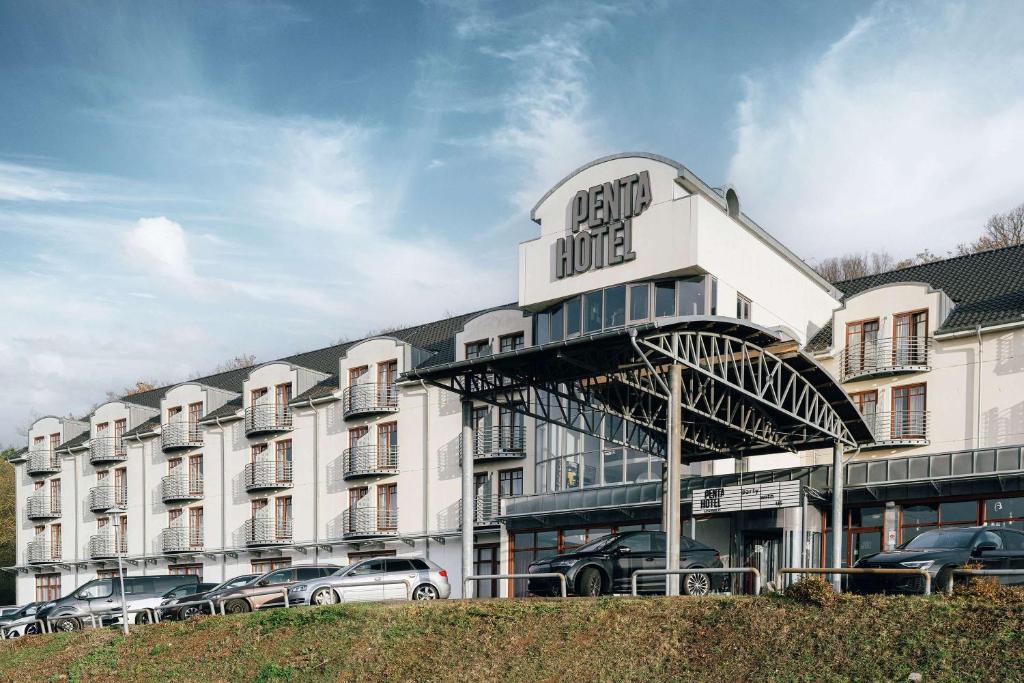 un edificio di un hotel con auto parcheggiate di fronte di pentahotel Eisenach a Eisenach