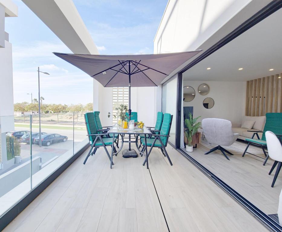 Rõdu või terrass majutusasutuses Penthouse with Solarium Santa Rosalía Lake & Life Resort, Los Alcázares 28