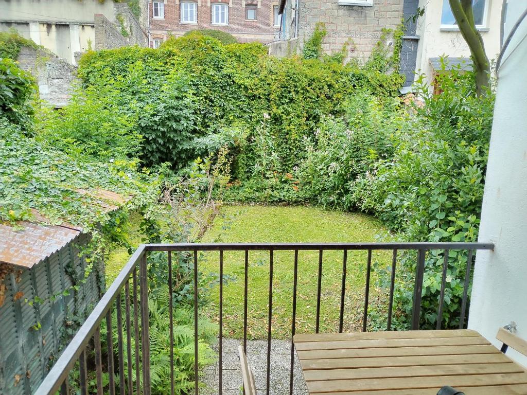d'un balcon avec vue sur le jardin. dans l'établissement Le Grand apartment dan Dieppe - Charming home 2-8 guests, à Dieppe