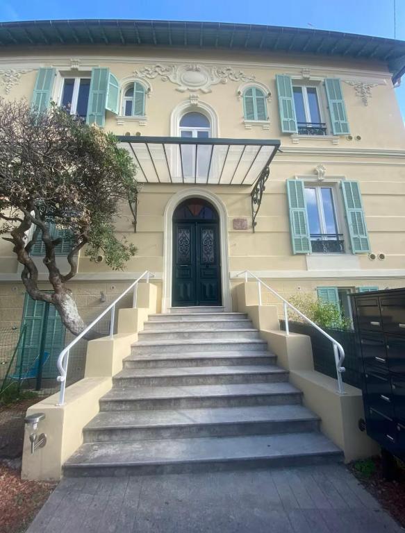 une maison avec des escaliers menant à une porte dans l'établissement Centre-ville Proche gare, à Nice