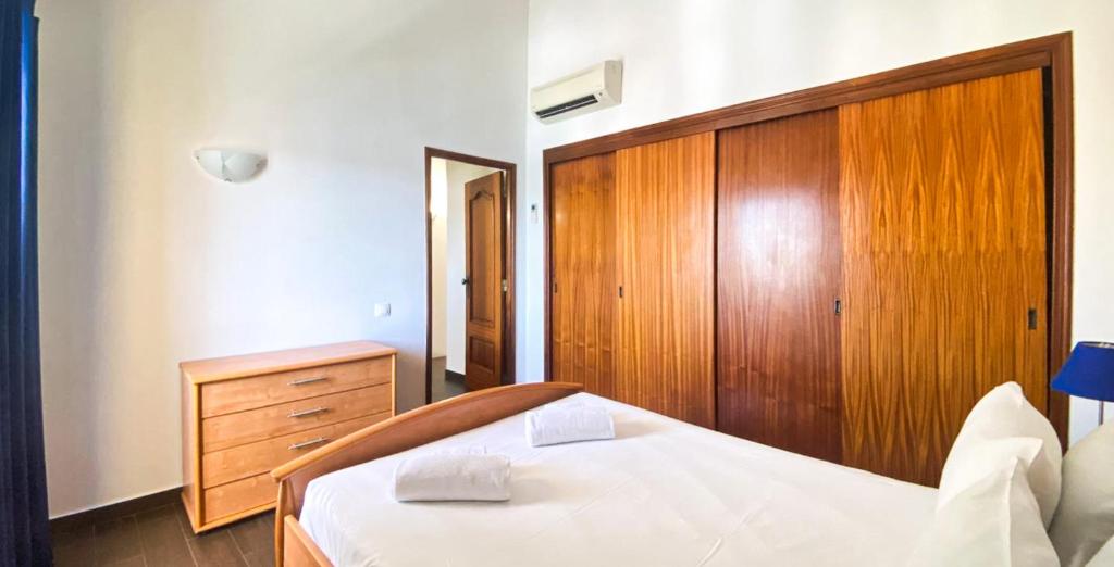 Postel nebo postele na pokoji v ubytování Penthouse Duplex Marina Plaza T1 HsR Marina Vilamoura