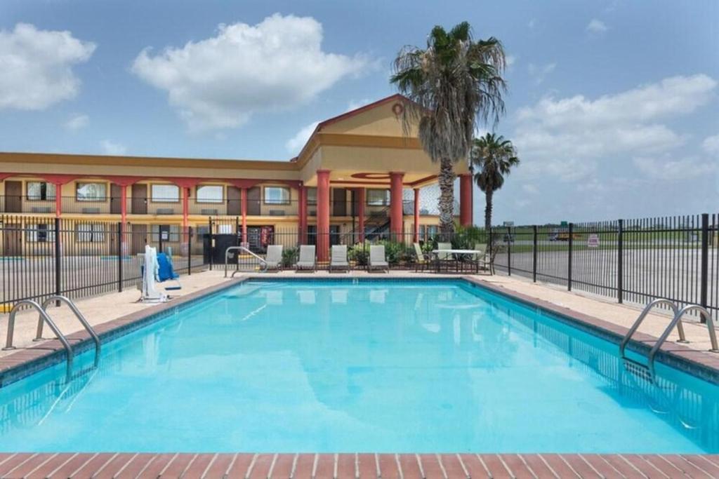 Бассейн в Motel 6-Opelousas, LA или поблизости