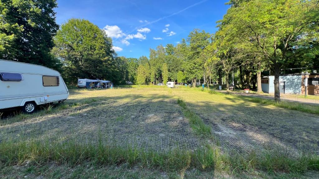Camping Camp Fish, parcele kempingowe z własnym namiotem, przyczepą lub kamperem - Tente