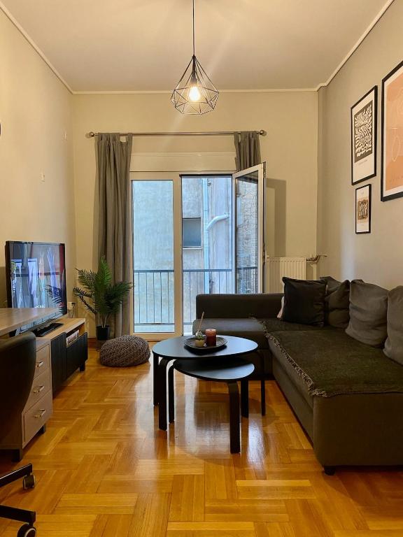 una sala de estar con un sofá y una mesa en In between Syntagma & Plaka, en Atenas