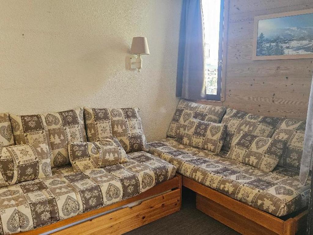 - un canapé dans une pièce avec fenêtre dans l'établissement Appartement 32m², centre Croisette, 5 couchages, Wifi, animaux admis - FR-1-574-25, aux Menuires