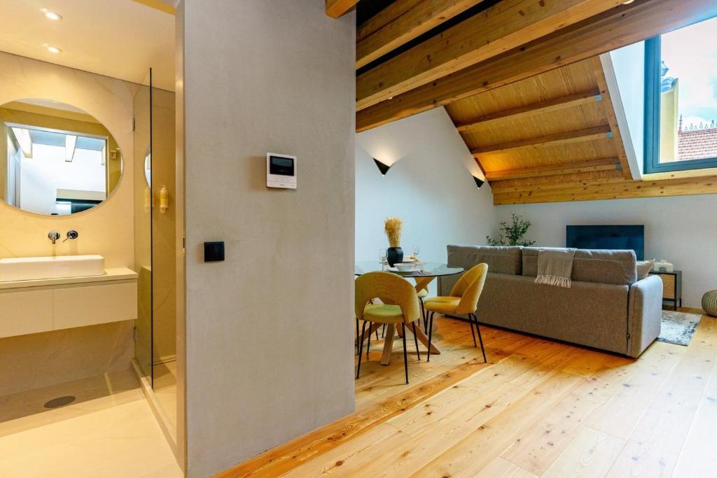 TV a/nebo společenská místnost v ubytování The coolest loft in the heart of the city center