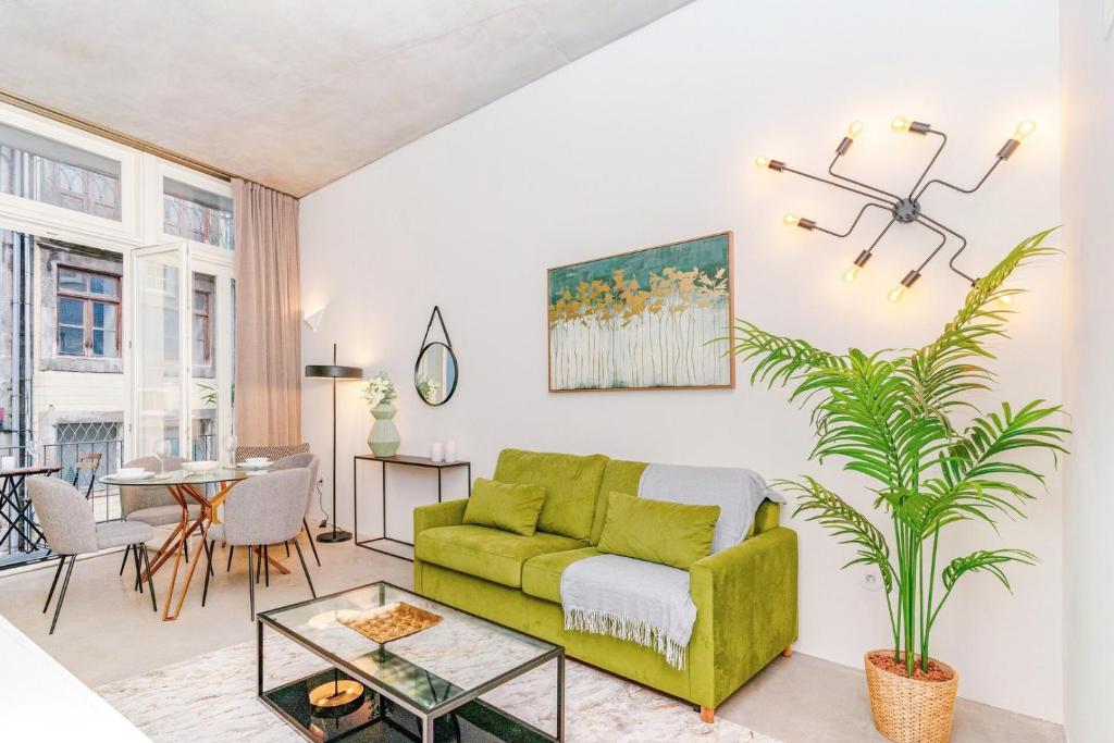 Posezení v ubytování Loft with great balcony and AC close to Clerigos
