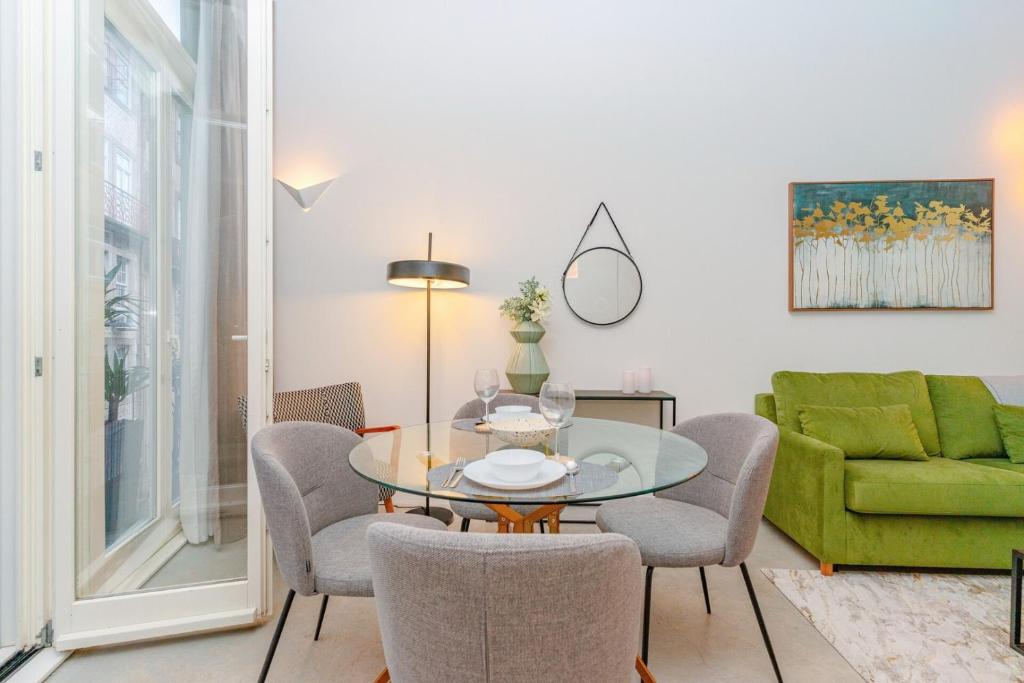Posezení v ubytování Loft with great balcony and AC close to Clerigos