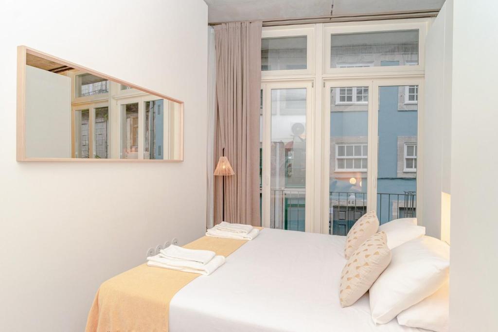 Postel nebo postele na pokoji v ubytování Loft with great balcony and AC close to Clerigos