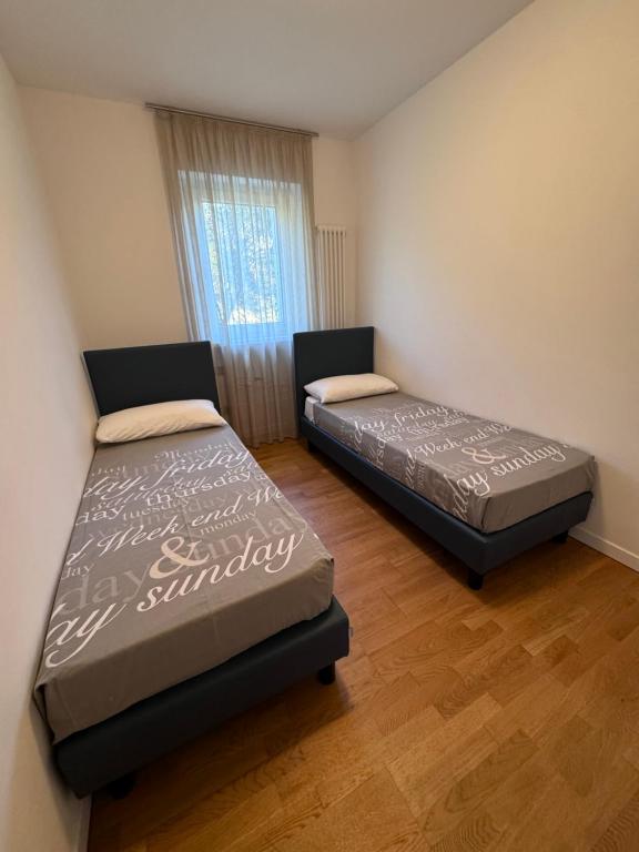 Posteľ alebo postele v izbe v ubytovaní GARDA LIVING APARTMENTS Riva del Garda