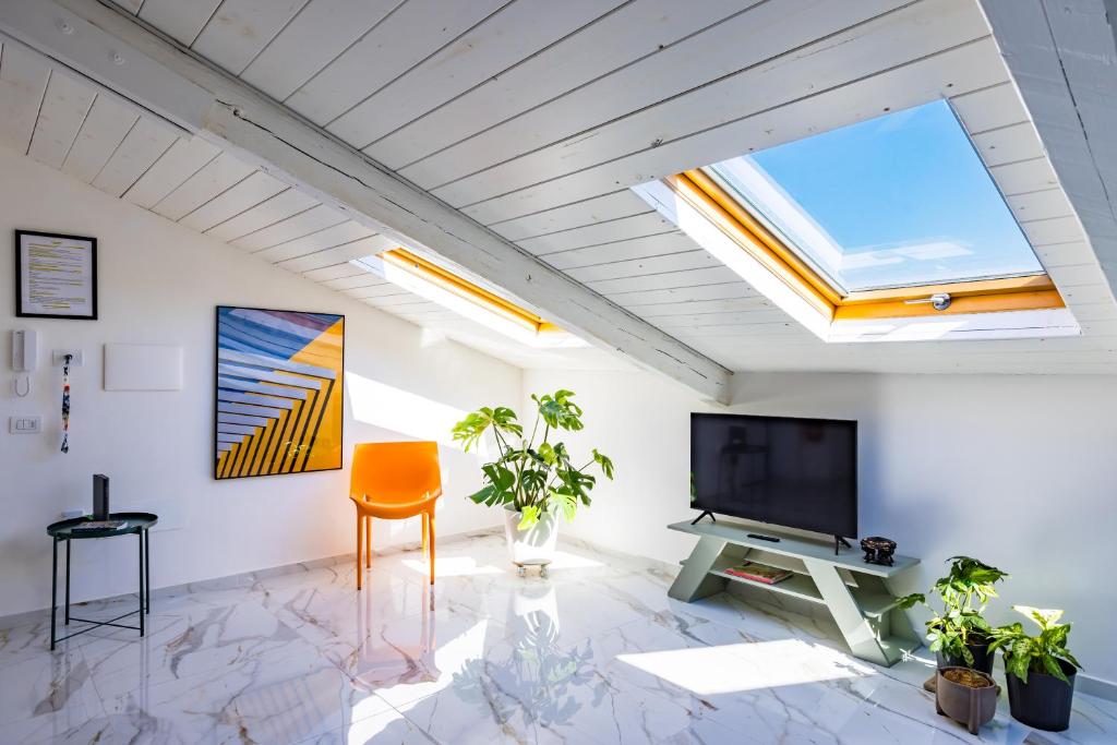 ナポリにあるA Quiet Spaceのリビングルーム(テレビ、窓付)