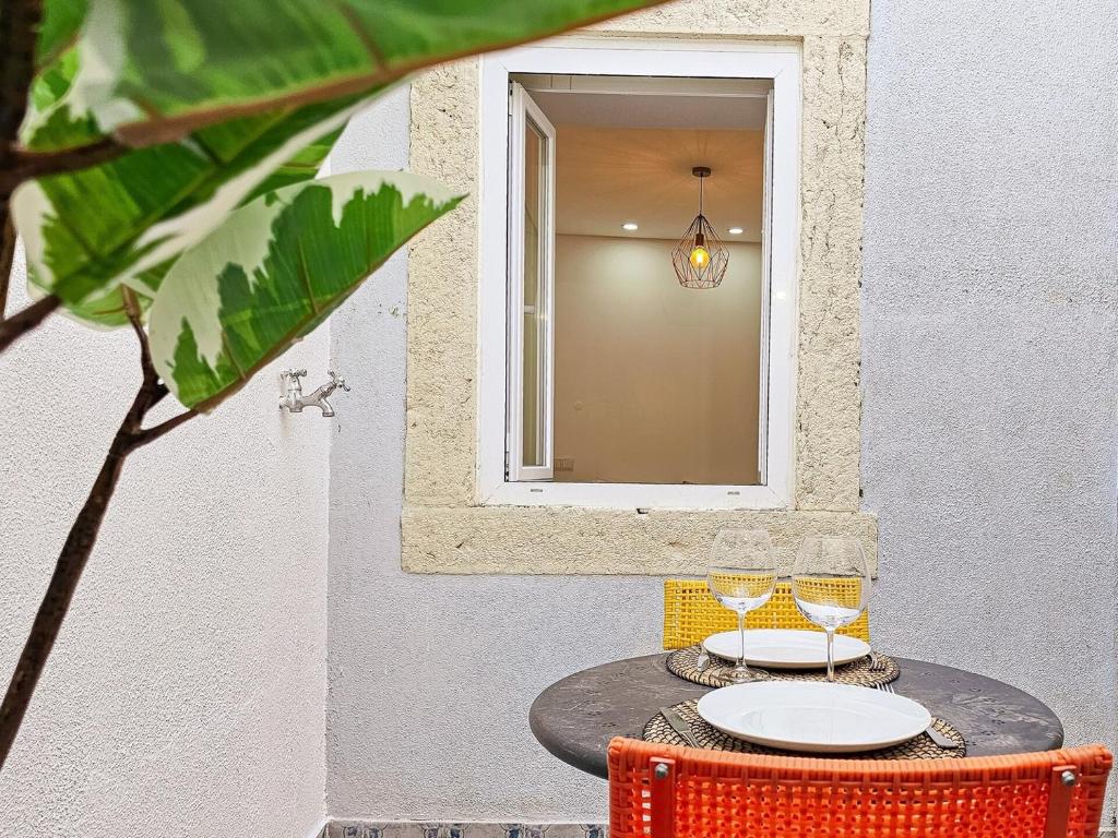 un tavolo con due bicchieri di vino sopra di Like a typical Portuguese house with private patio a Lisbona