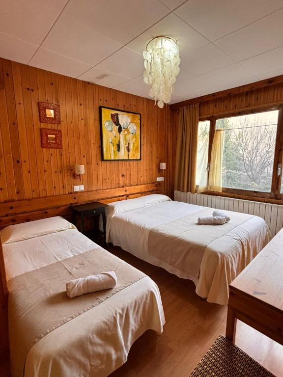 Postel nebo postele na pokoji v ubytování Hotel Prats