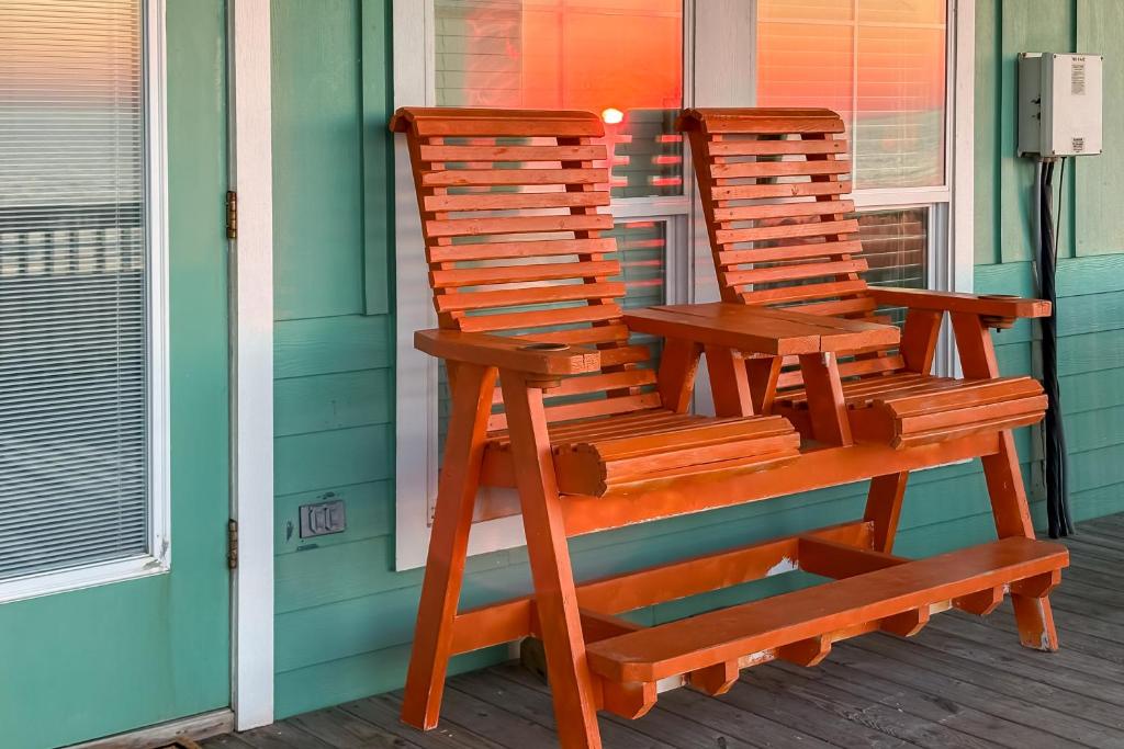 Balcone o terrazza di Oceanfront Crystal Beach Vacation Home with Deck!