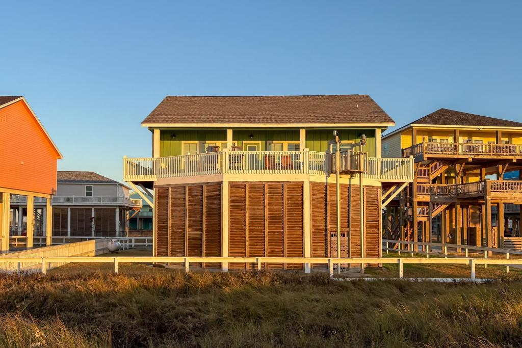 una grande casa con terrazza sulla spiaggia di Oceanfront Crystal Beach Vacation Home with Deck! a Crystal Beach
