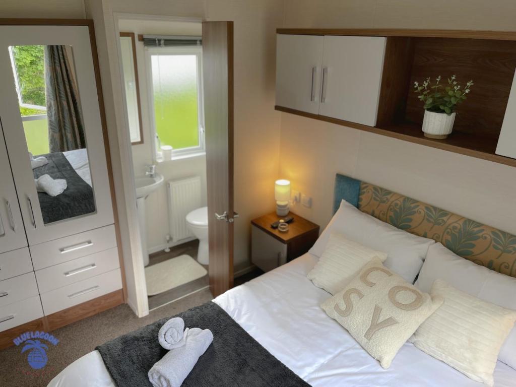 Postel nebo postele na pokoji v ubytování Blue Lagoon Caravans Craig Tara Ayr