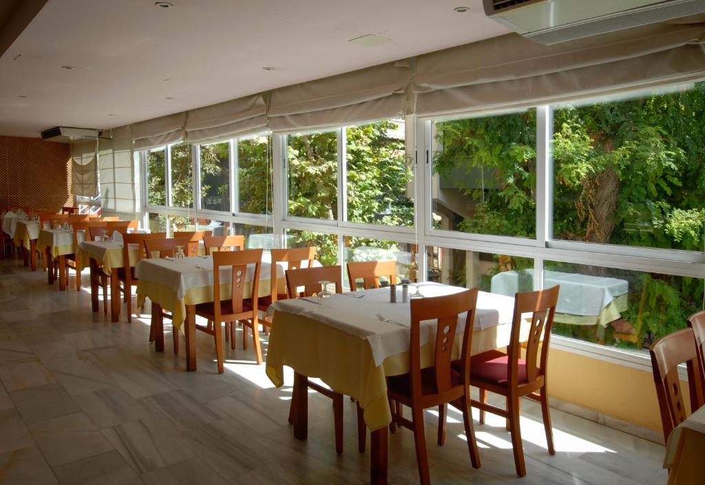 Reštaurácia alebo iné gastronomické zariadenie v ubytovaní Hotel Monarque El Rodeo