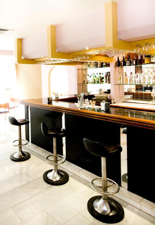 Lounge alebo bar v ubytovaní Hotel Monarque El Rodeo