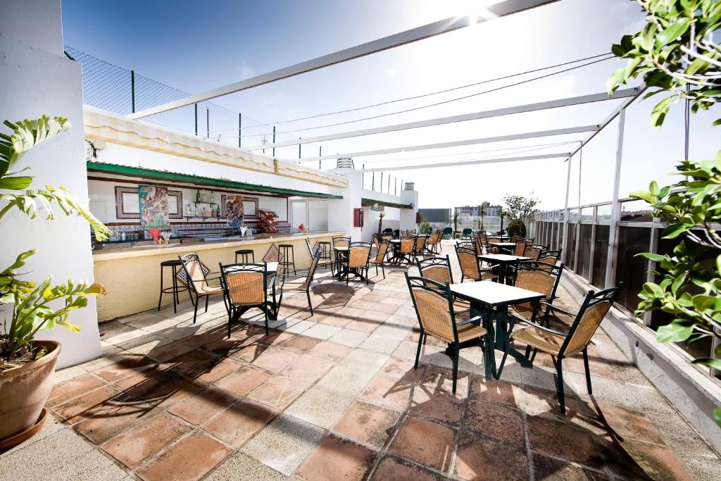 Reštaurácia alebo iné gastronomické zariadenie v ubytovaní Hotel Monarque El Rodeo