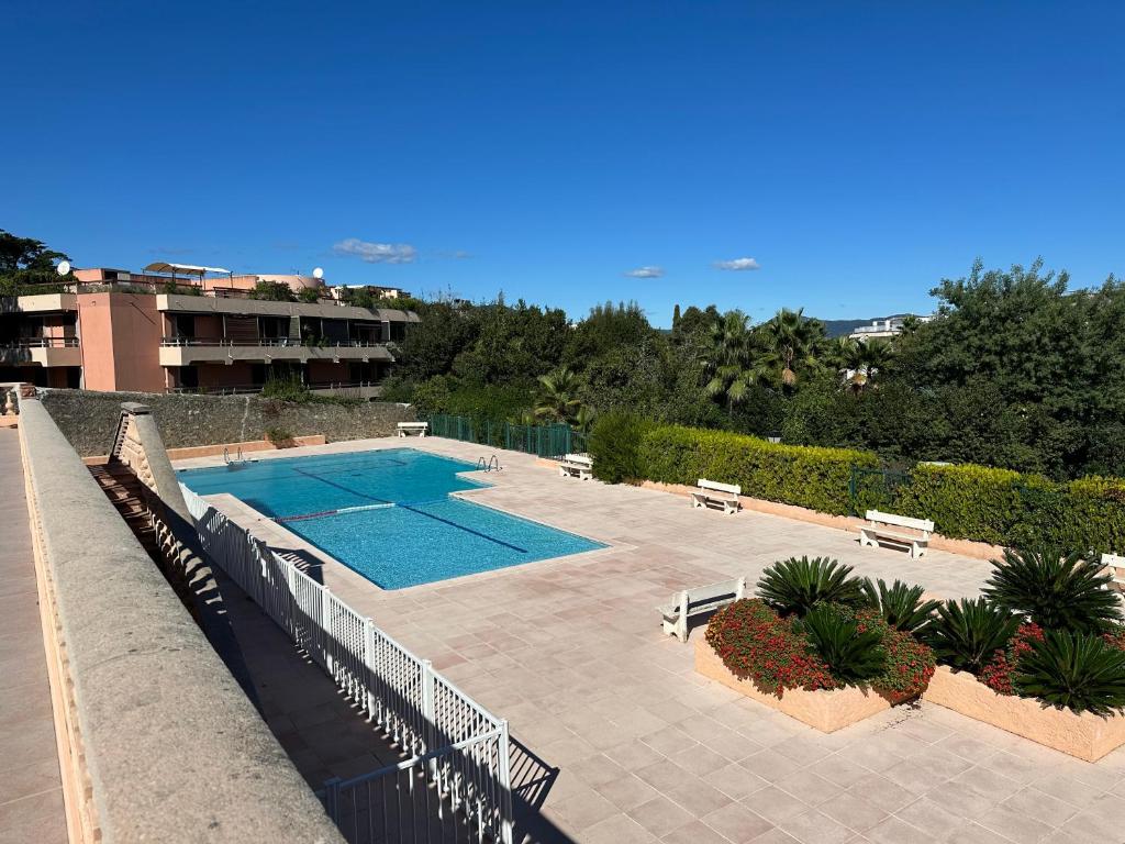 Una vista de una piscina en un resort. en Saint-Tropez - Studio 40 m2, en Saint-Tropez