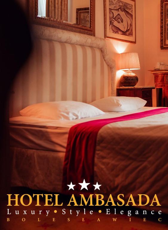 Postel nebo postele na pokoji v ubytování Hotel Ambasada Bolesławiec