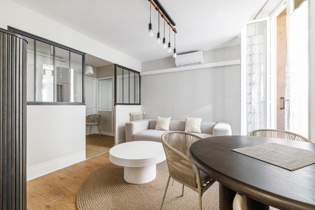 une cuisine et un salon avec une table et un canapé dans l'établissement L'Escapade Cannoise Forville, à Cannes