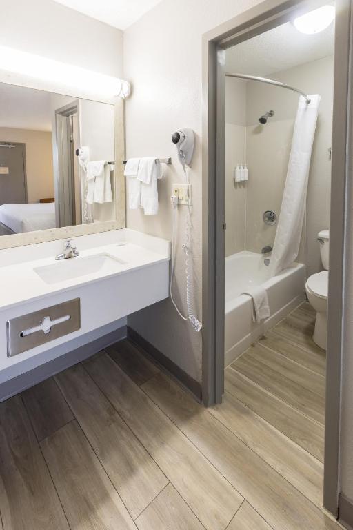 Days Inn by Wyndham Florence Cincinnati Area photo
