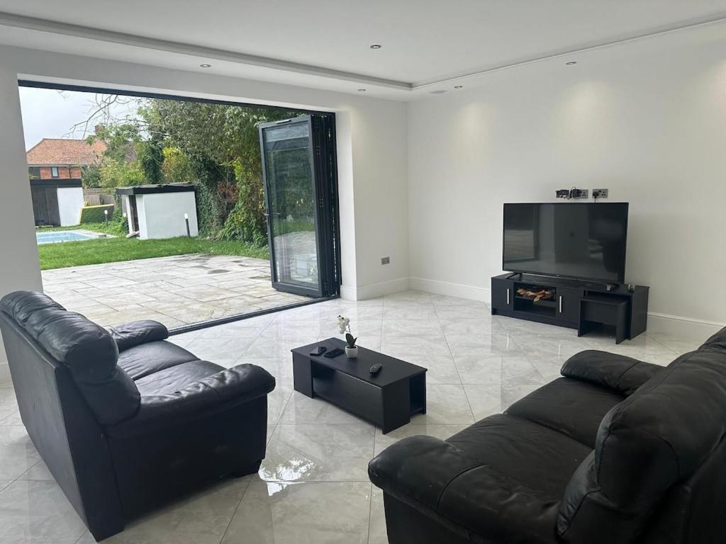 Ground Floor Flat with huge Private Garden, Ash (updated prices 2025)