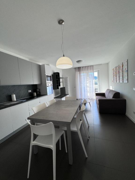 Kuchyňa alebo kuchynka v ubytovaní GARDA LIVING APARTMENTS Riva del Garda