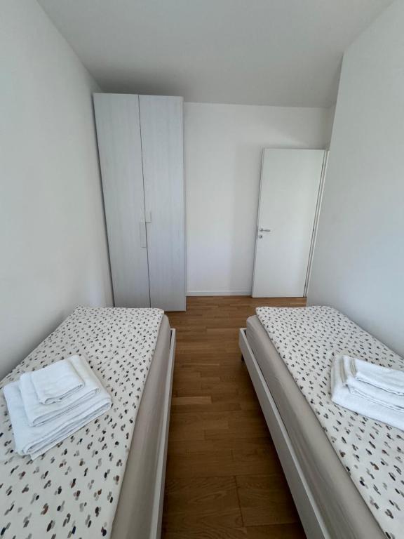 Posteľ alebo postele v izbe v ubytovaní GARDA LIVING APARTMENTS Riva del Garda
