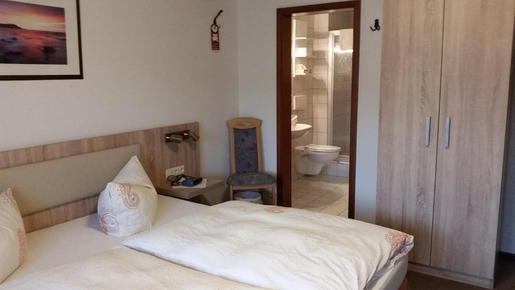 Postel nebo postele na pokoji v ubytování Landgasthof Hotel Sauer
