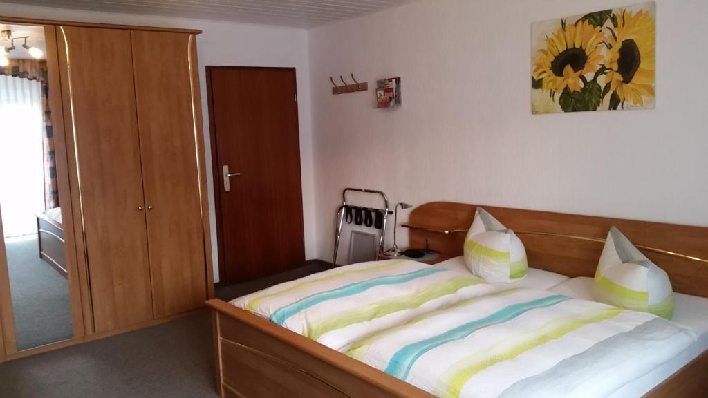 Postel nebo postele na pokoji v ubytování Landgasthof Hotel Sauer