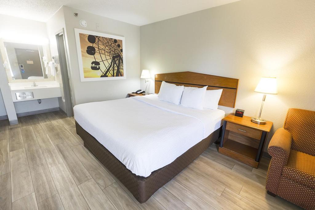 Days Inn by Wyndham Florence Cincinnati Area photo