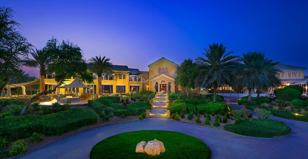 Una casa grande con un jardín enfrente. en Arabian Ranches Golf Club, en Dubái