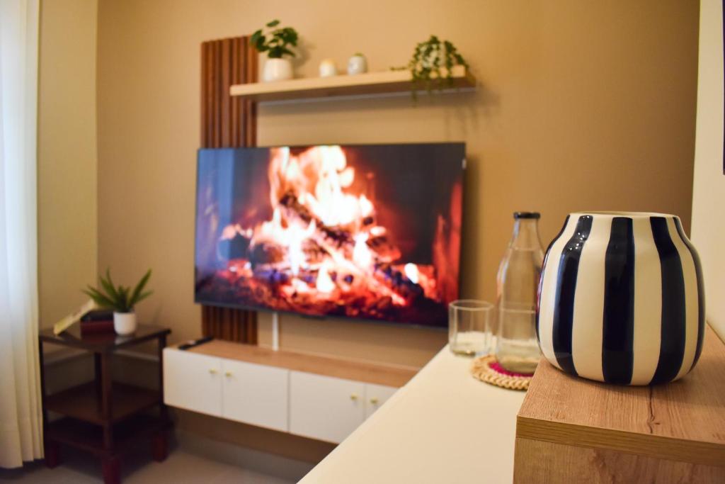 Una sala de estar con un televisor con fuego en la pantalla. en Monoambiente cerca a Plaza de Armas Arequipa, en Arequipa