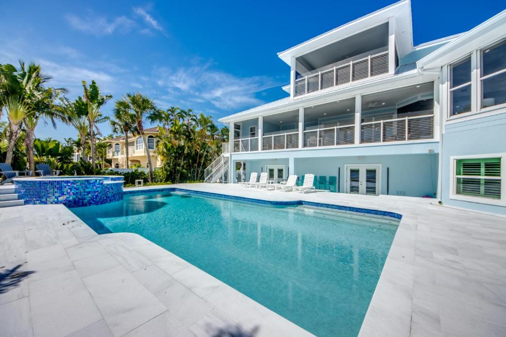 Πισίνα στο ή κοντά στο Escape to Paradise - Luxury Back Bay - Manatee Hideaway - Roelens