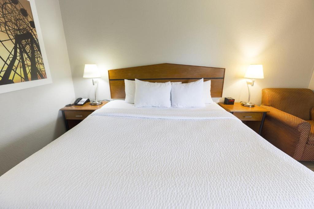 Days Inn by Wyndham Florence Cincinnati Area photo