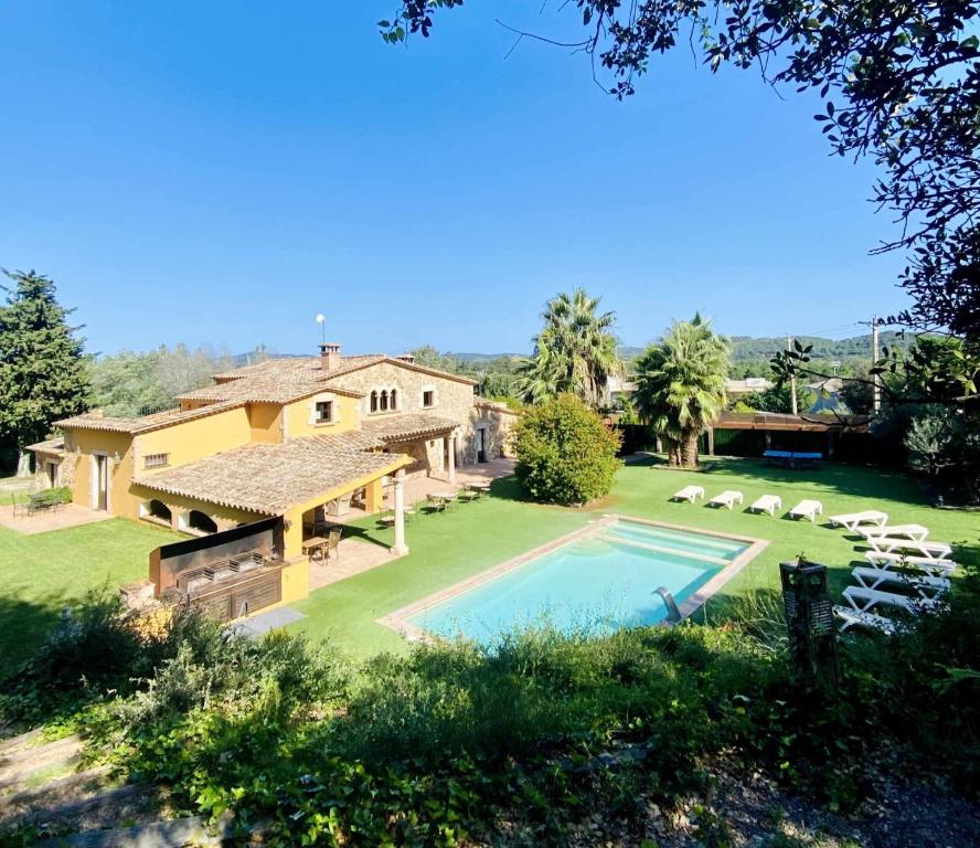 MontrásにあるCasa Mas Molines con piscina, jacuzzi y barbacoasの庭にスイミングプールがある大きな家
